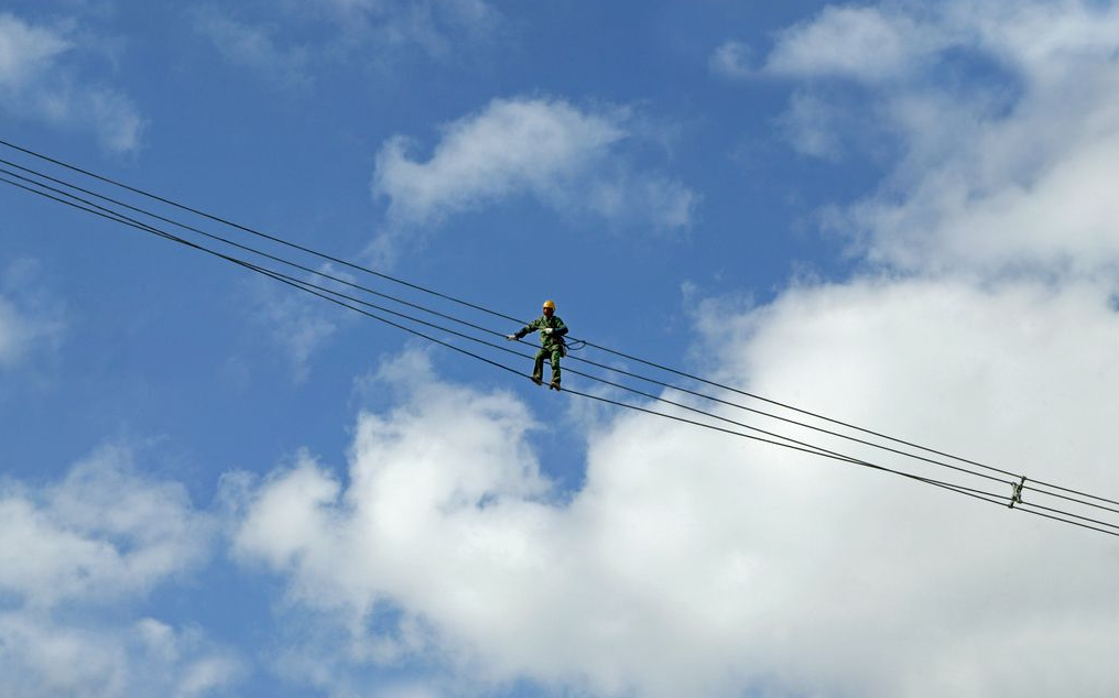 在防墜器保護下600電工開展江城特高壓線檢修工作